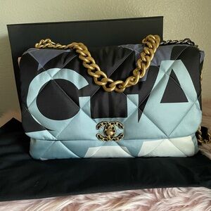 Chanel 19 Maxi